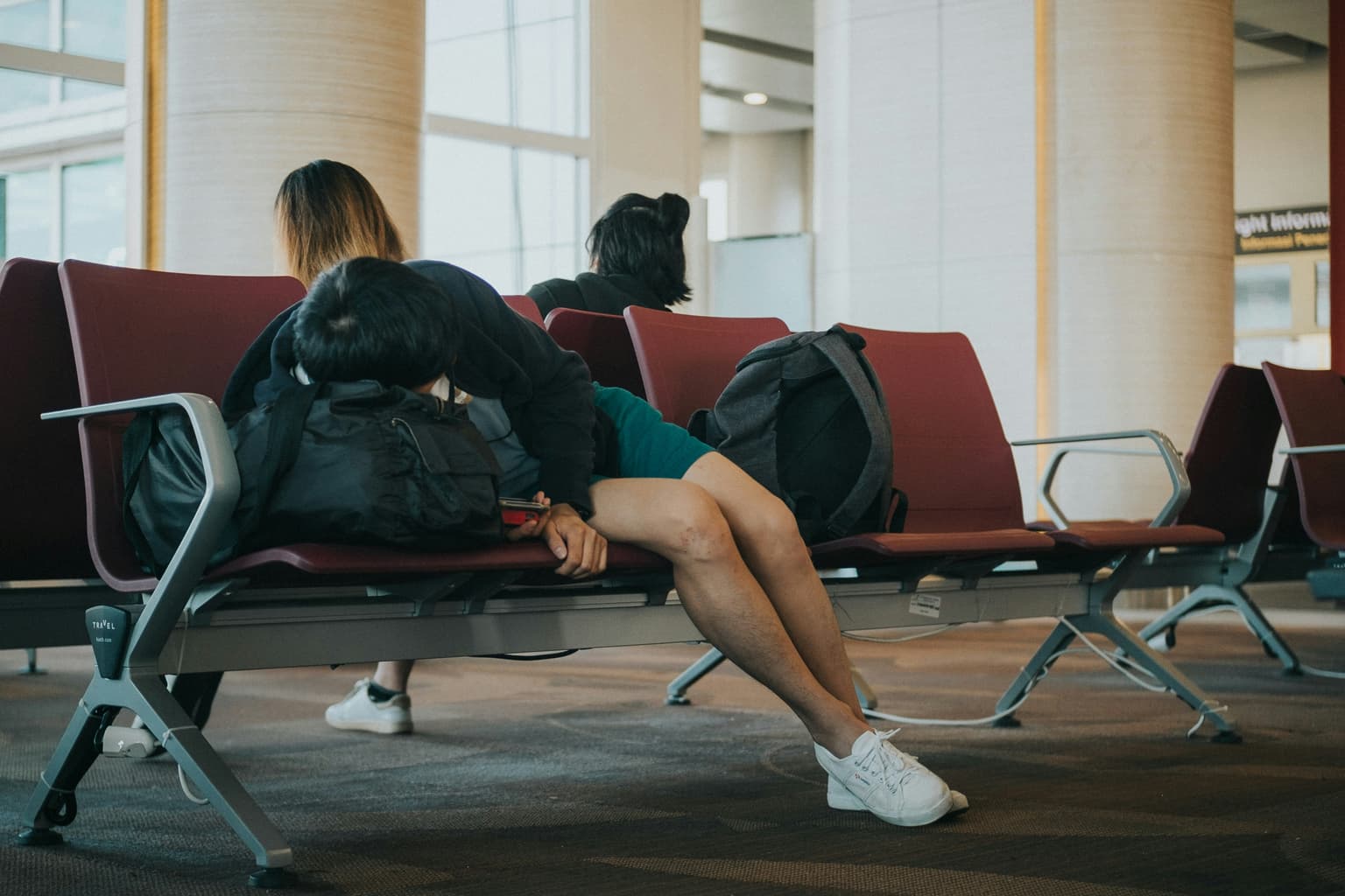 Jet lag bez drame: plan svjetla, sna, melatonina i kofeina za istočna i zapadna putovanja