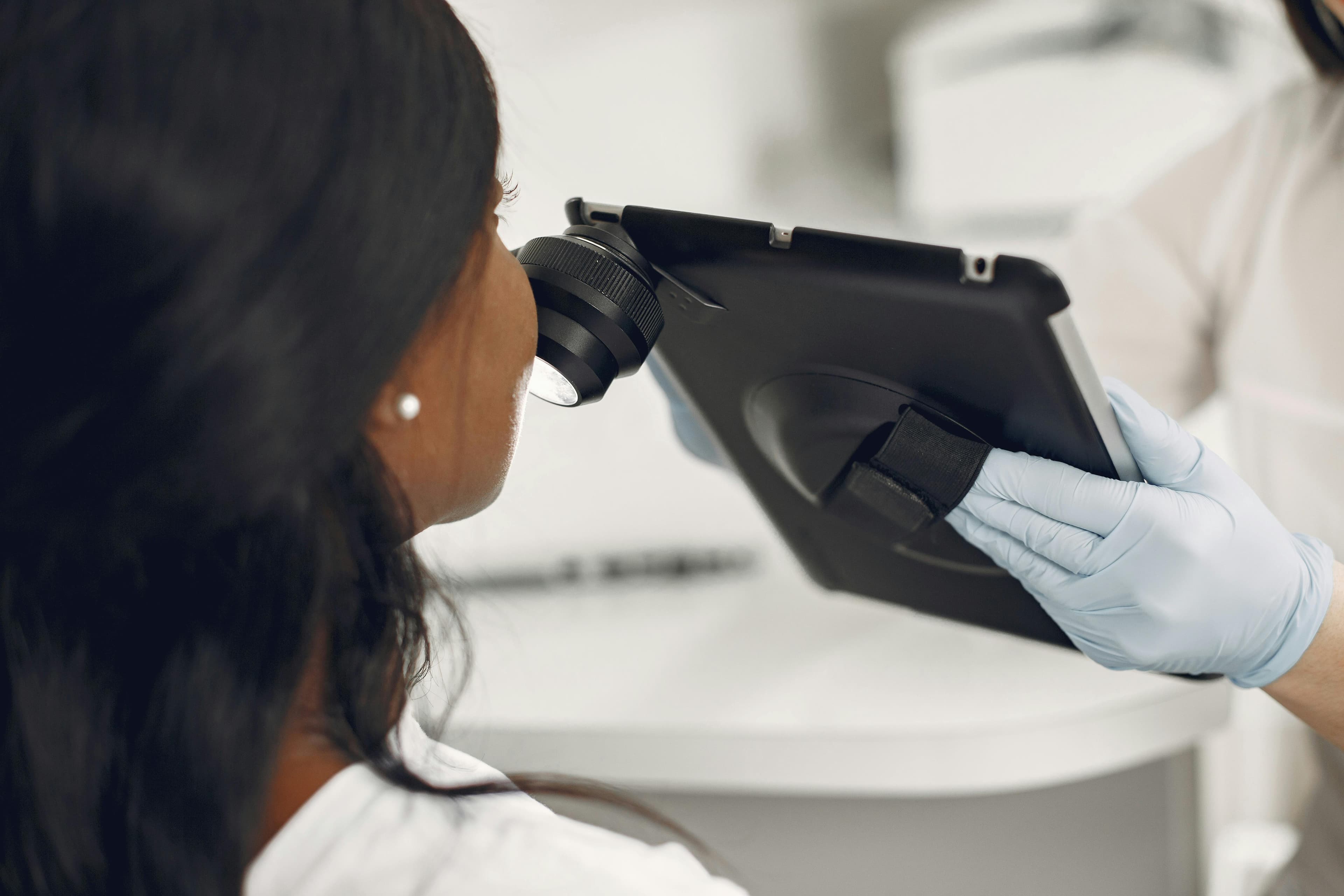 Madeži kod djece: što je uobičajeno, a što traži dermatologa (i kako izgleda pregled dermatoskopom)