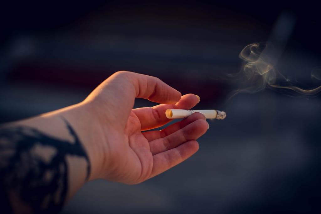 Prelomljena cigareta kao simbol odluke o prestanku