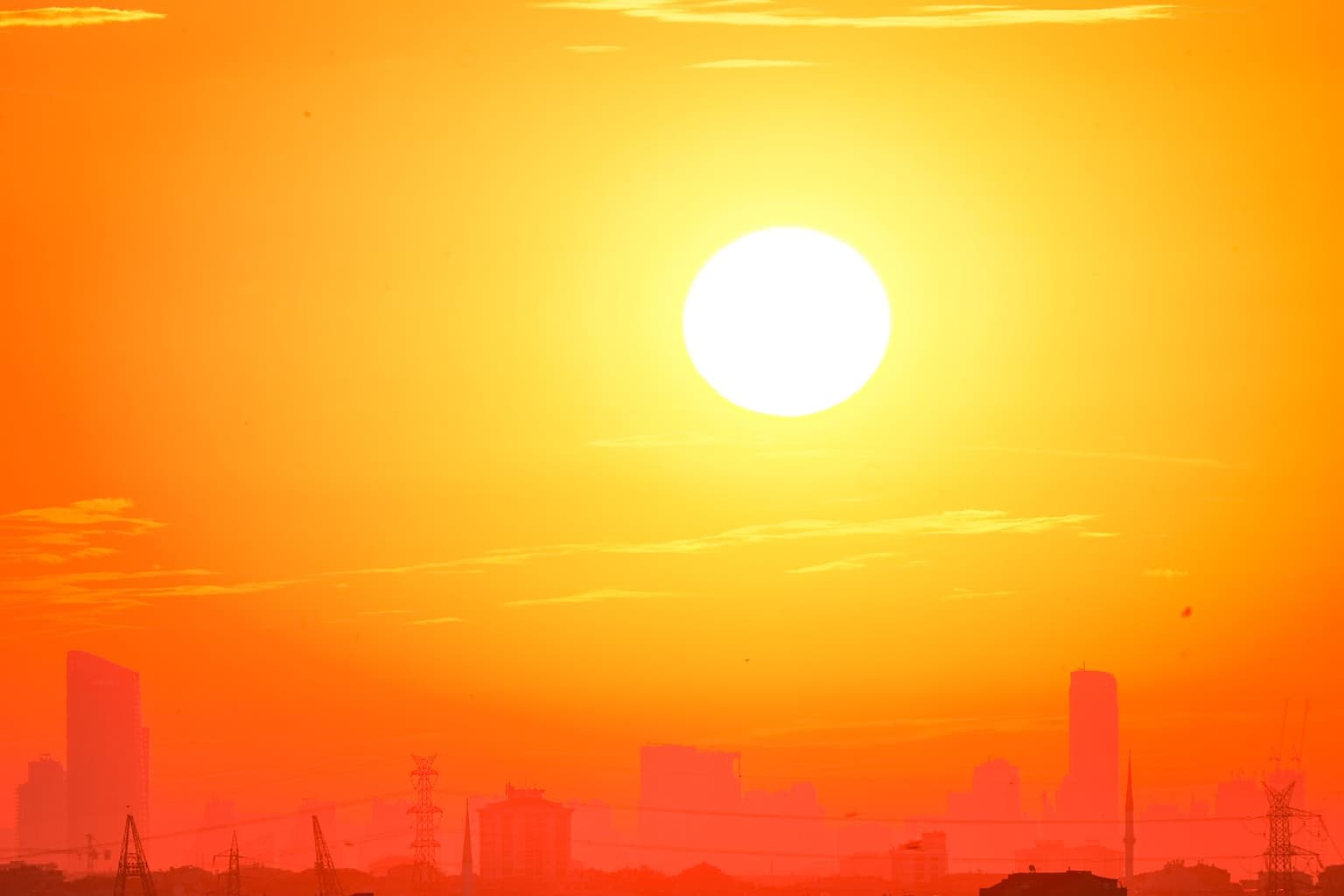 Vrelo ljetno sunce nad gradom