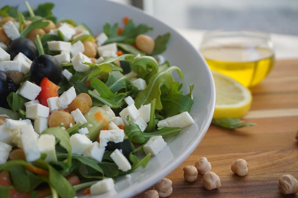 Salata od rikole, slanutka, feta sira i maslina uz maslinovo ulje